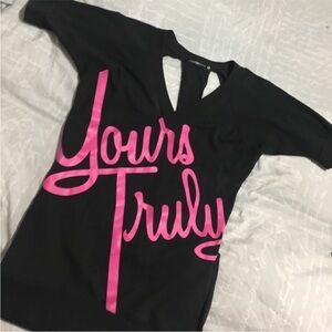 $5💙💛YOURS TRULY CUTE V-NECK SHIRT WITH OPEN BACK & POCKETS